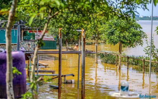 Người dân vẫn vô tư tắm sông Hồng khi nước đang dâng cao