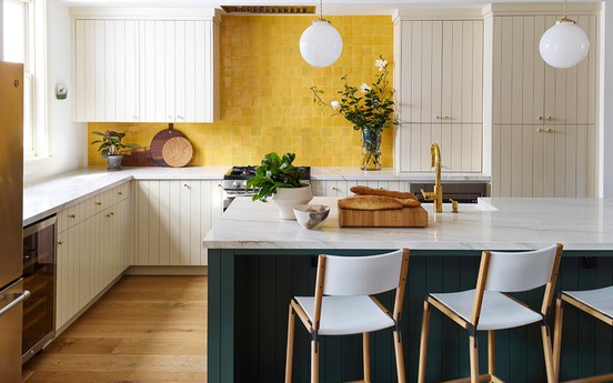 Làm mới phòng bếp bằng gam màu vàng và xanh lá