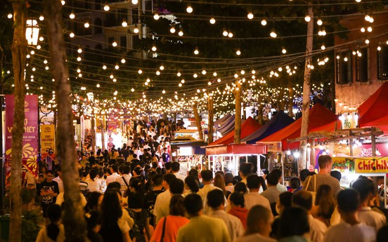Có gì tại chợ đêm bên biển ở Phú Quốc mà dân tình rủ nhau thức trắng vui chơi đón năm mới