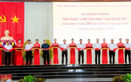 Chủ tịch nước Võ Văn Thưởng dự lễ khánh thành, bàn giao 1.400 căn nhà đại đoàn kết tại Hậu Giang