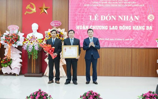 Thừa Thiên Huế: Công ty TNHH Nhà nước MTV Quản lý khai thác công trình thủy lợi đón nhận Huân chương Lao động hạng Ba