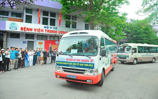 Những chuyến xe yêu thương chở hàng trăm bệnh nhân về quê đón Tết