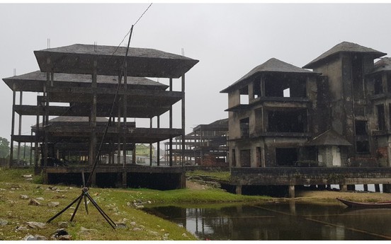 Thừa Thiên Huế: Khu nghỉ dưỡng Vinconstec chỉ mới xây phần thô rồi “đắp chiếu” nhiều năm hoang tàn, nhếch nhác