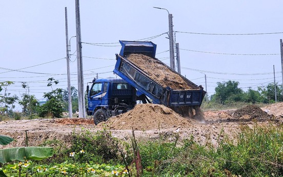 Dùng bùn đất, phế thải xây dựng san lấp mặt bằng tại dự án Cầu Hưng - Lai Nghi, Quảng Nam