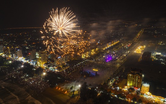 Pháo hoa thắp sáng Quảng trường biển Sầm Sơn thu hút hàng trăm ngàn du khách chen chân thưởng thức