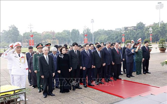 Lãnh đạo Đảng, Nhà nước tưởng niệm các Anh hùng liệt sỹ và vào Lăng viếng Chủ tịch Hồ Chí Minh