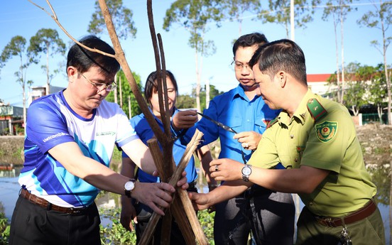 Hậu Giang: Trồng cây xanh hưởng ứng giải Marathon quốc tế Vietcombank Delta
