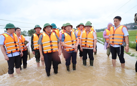 Thủ tướng chỉ đạo bảo đảm an toàn đê điều, hồ đập; triển khai phương tiện, kể cả trực thăng, hỗ trợ người dân