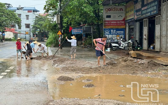 Khẩn trương xử lý môi trường sau bão lũ