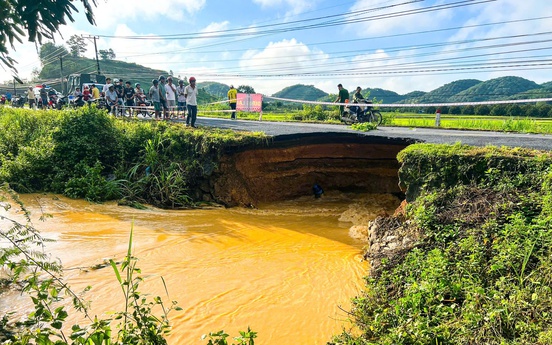 Lâm Đồng: Mưa lớn kéo dài gây sạt lở nghiêm trọng Tỉnh lộ 721