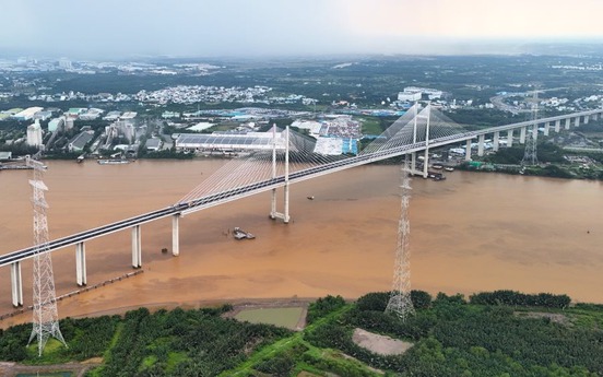 Cầu dây văng có tĩnh không cao nhất Việt Nam đã hoàn thiện, vẫn phải chờ đợi để được thông xe
