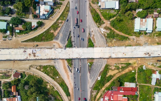 Sắp hoàn thành tuyến đường gần 4.000 tỷ xuyên rừng ngập mặn, kết nối đến cảng nước sâu lớn nhất Việt Nam