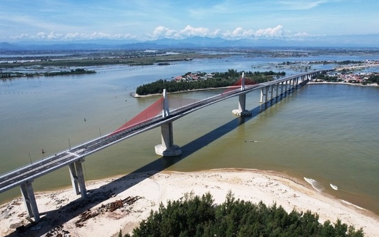 Cầu vượt biển dài nhất miền Trung gặp khó, nguy cơ trễ hẹn thông xe