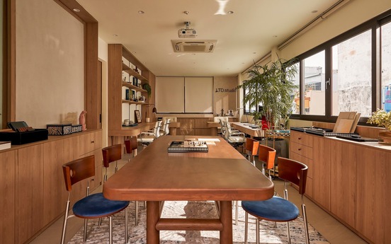 Căn nhà giữa lòng TP. HCM 'lột xác' choáng ngợp: Phong cách sang trọng, tầng thượng trở thành văn phòng xanh