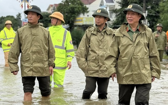 Giữa dòng nước dữ, sáng lên màu áo người chiến sĩ Công an Nhân dân
