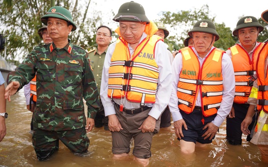 Tổng Bí thư Tô Lâm thăm hỏi, động viên và tặng quà cho người dân vùng ngập lụt TP. Huế
