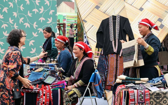 Photo Travel: Xem nghệ nhân làng nghề trình diễn tài hoa ở Hoàng Thành