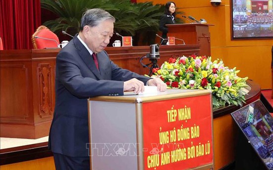 Tổng Bí thư Tô Lâm và các đại biểu ủng hộ đồng bào bão lũ