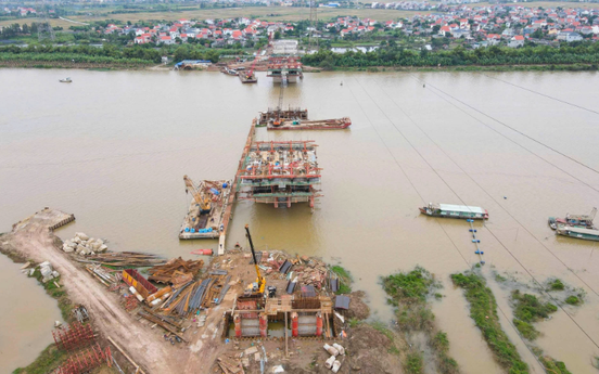 Cây cầu đầu tiên bắc qua sông Thái Bình sau 1 năm khởi công: Dần thành hình, sẽ hoàn thành sau ít tháng nữa