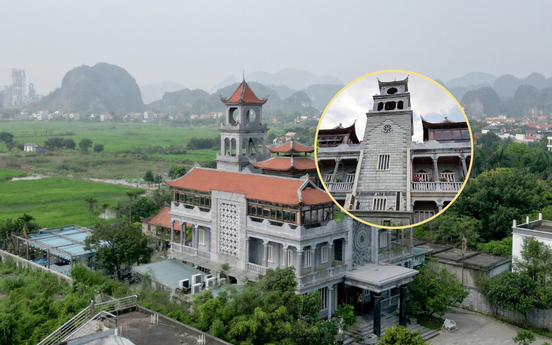 Biệt thự đá 3 tầng lớn nhất Việt Nam với bức phù điêu hàng chục tấn trên nóc: Xây không cần hồ vữa, hơn thập kỷ mới hoàn thành