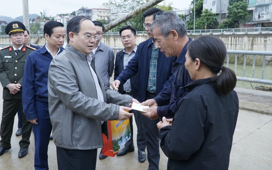 Cao Bằng: Bí thư Tỉnh ủy thăm, tặng quà các gia đình bị ảnh hưởng cơn bão số 10, 11 tại phường Thục Phán