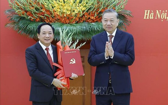 Tổng Bí thư Tô Lâm trao các quyết định của Bộ Chính trị về công tác cán bộ