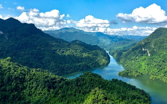 Hồ nước ngọt 200 triệu năm tuổi, lớn nhất Việt Nam, đẹp nhất thế giới trở thành tâm điểm du lịch sinh thái miền Bắc