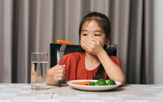 Trẻ biếng ăn: Sai lầm phổ biến cha mẹ nên tránh