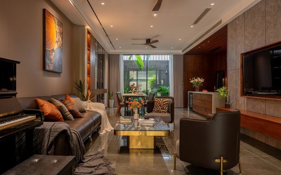 Bỏ chung cư Hà Nội về quê Nghệ An: Cặp vợ chồng xây nhà 3 tầng hiện đại, ban công phủ xanh rủ ôm trọn mặt tiền