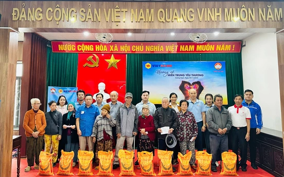 Vietbank chung tay "hướng về miền Trung yêu thương" trao 3.600 suất quà cho đồng bào vùng lũ