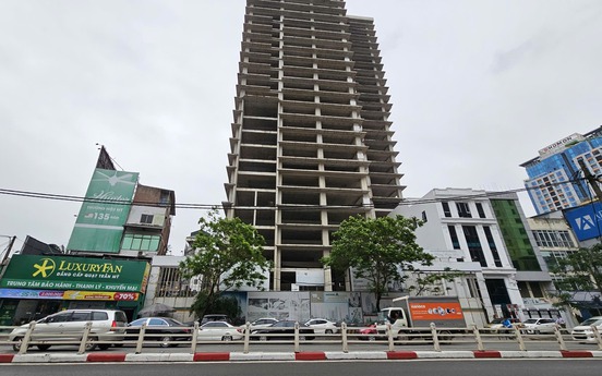 Tòa nhà 28 tầng bỏ hoang nằm sát sườn Vành đai 1 về tay chủ cũ Kinh Bắc sau hơn 1 thập kỷ ‘mua đi, bán lại’