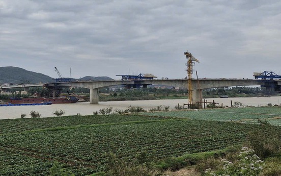 Sắp hợp long cầu trăm tỷ thay thế cho cây cầu đặc biệt hiếm hoi có đường bộ chung đường sắt tại Việt Nam