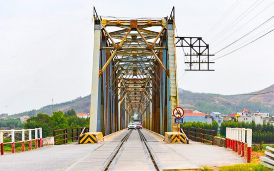 Cây cầu duy nhất ở Việt Nam có đường sắt chung đường bộ nguy cơ lỡ hẹn thông xe