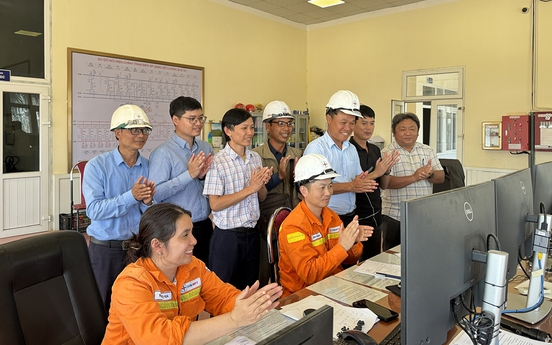 Đóng điện đường dây 220kV Đô Lương - Nam Cấm chào mừng Đại hội V Công đoàn EVNNPT