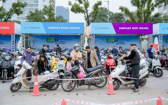 Trải nghiệm thuyết phục, chi phí thấp, lên đời nhàn, người Hà Nội nô nức chọn xe điện VinFast tại “Ngày hội Thu xăng đổi điện”