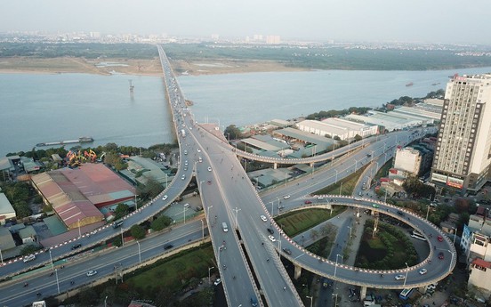 Cây cầu dài 6km bắc qua sông Hồng, là công trình gắn liền kỷ niệm 1000 năm Thăng Long - Hà Nội được đề xuất sửa chữa