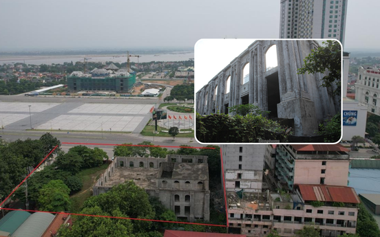 Khách sạn bỏ hoang giữa lòng TP, ngay sát cạnh quảng trường lớn bậc nhất cả nước: Sau hơn thập kỷ chỉ còn là xác bạc phếch phơi nắng phơi mưa