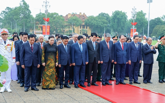 Kỷ niệm 135 năm Ngày sinh Chủ tịch Hồ Chí Minh: Lãnh đạo Đảng, Nhà nước vào Lăng viếng Bác