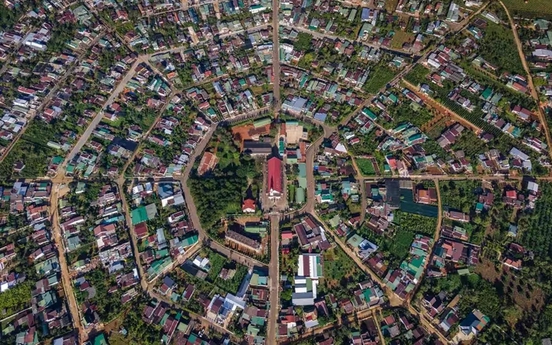 Ngắm nhìn ngôi làng 70 tuổi lấy tên Thủ đô có quy hoạch đặc biệt từ ý tưởng của một cha xứ