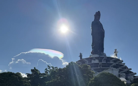 Núi Bà Đen xuất hiện “mây ngũ sắc đôi” tại lễ trồng 108 cây bồ đề thuộc khuôn khổ Vesak 2025