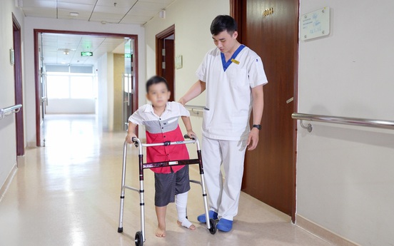 Vinmec lần đầu thay toàn bộ xương đùi cho bệnh nhi ung thư nhỏ tuổi nhất thế giới