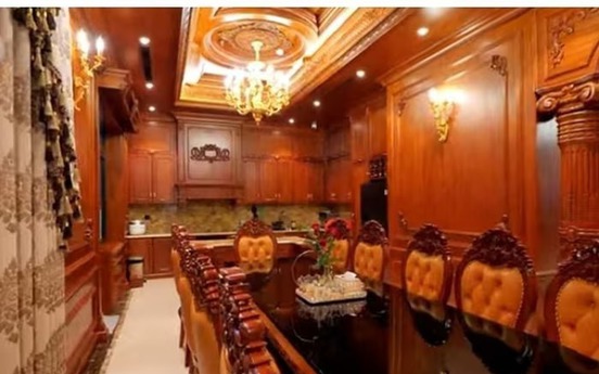 Bên trong ‘lâu đài gỗ quý’ của đại gia vùng biên: Cổng nhôm đúc, đèn dát vàng, hồ cá Koi tiền tỷ