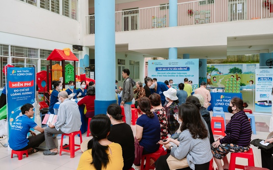"Già rồi ai mà không bệnh, nhờ Long Châu, tôi mới phát hiện sớm"