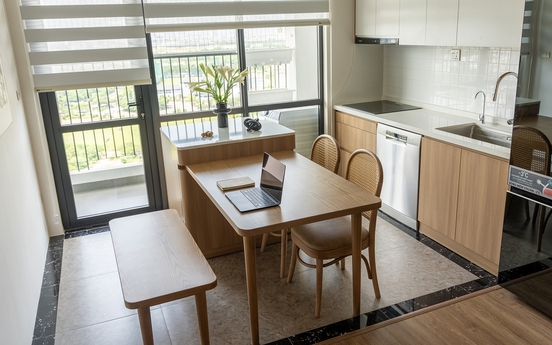 Đưa bếp vào trung tâm căn hộ 61 m2 với 200 triệu đồng
