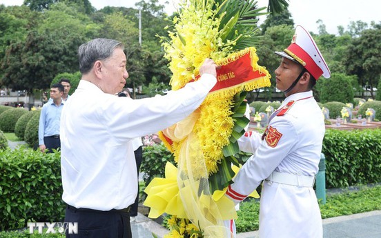 Tổng Bí thư Tô Lâm dâng hương tưởng niệm các anh hùng, liệt sỹ tại Điện Biên