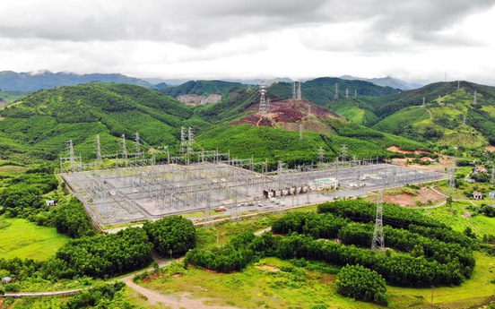Vượt nắng nóng, xuyên đêm thi công sửa chữa máy cắt tại TBA 500kV Quảng Ninh