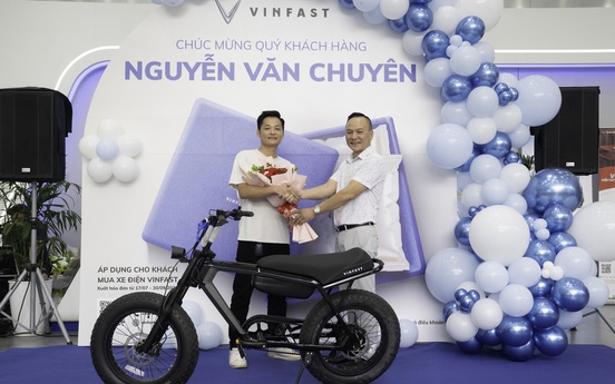 Khách hàng VinFast bất ngờ vì trải nghiệm “mua 1 được 2”