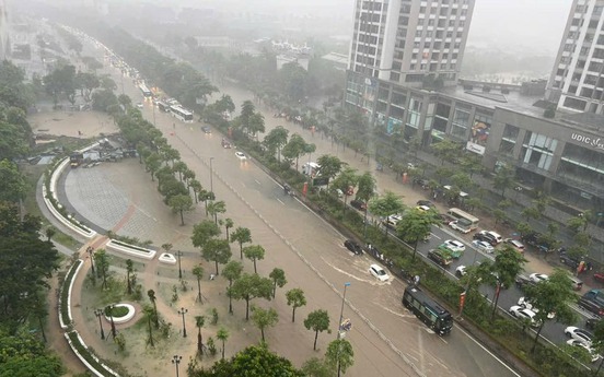 Khu đô thị ‘nhà giàu’ của Thủ đô ngập trong biển nước sau 2 ngày mưa ròng rã: Bất động sản chạm ngưỡng 450 triệu đồng/m2
