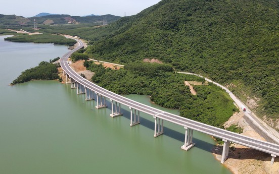 Chính thức khai thác tuyến cao tốc Vũng Áng - Bùng