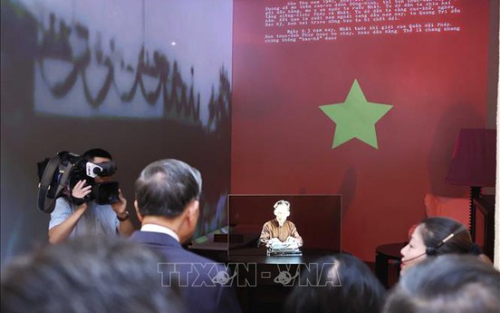 Tổng Bí thư Tô Lâm dâng hương tưởng niệm Chủ tịch Hồ Chí Minh tại Di tích nhà số 48 Hàng Ngang